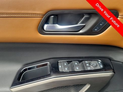 Used 2025 Nissan Pathfinder Platinum FWD image 17