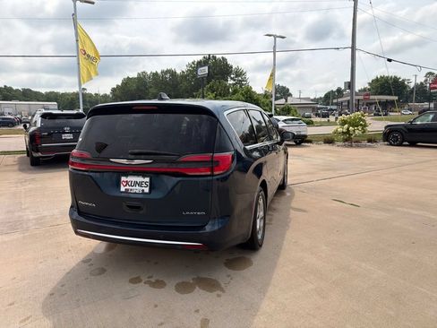 Used 2024 Chrysler Pacifica Limited FWD image 10