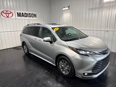 Used 2025 Toyota Sienna XLE FWD image 4
