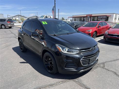 Used 2021 Chevrolet Trax LT w/ Midnight Edition FWD image 3
