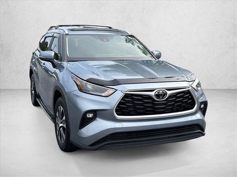 Used 2023 Toyota Highlander XLE FWD image 3