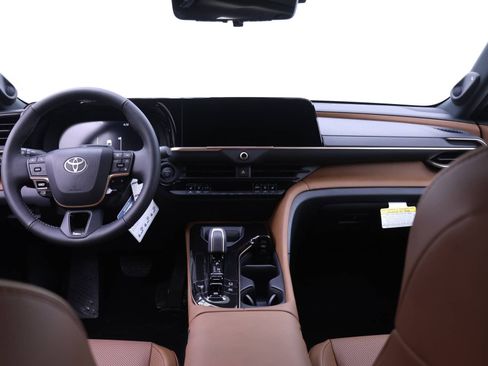 New 2025 Toyota Crown Signia Limited image 5