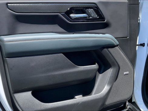 Used 2025 GMC Yukon XL AT4 w/ AT4 Premium Package AWD/4WD image 22