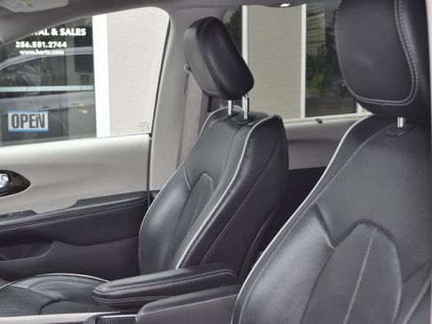 Used 2022 Chrysler Pacifica Limited image 6