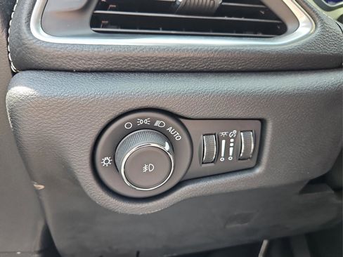 Used 2024 Chrysler Pacifica Limited w/ Uconnect Theater Family Group image 25