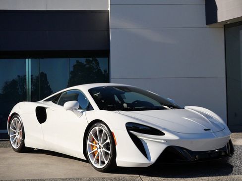 New 2026 McLaren Artura image 1