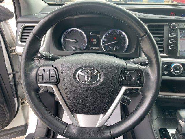 Used 2019 Toyota Highlander XLE AWD/4WD image 25