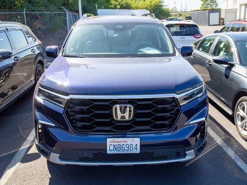 Used 2024 Honda Pilot Touring image 2