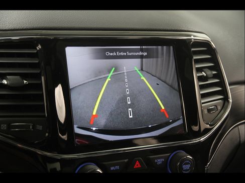 Used 2021 Jeep Grand Cherokee Limited AWD/4WD image 14