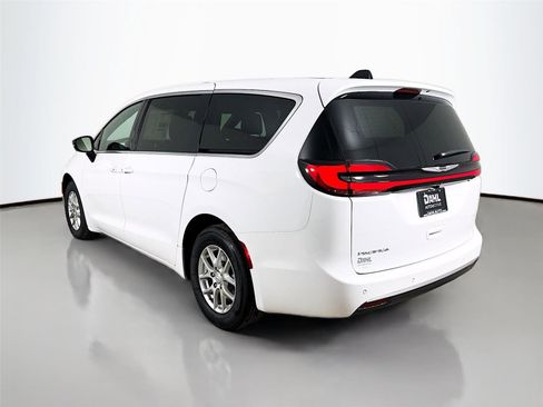 New 2026 Chrysler Pacifica Select image 5