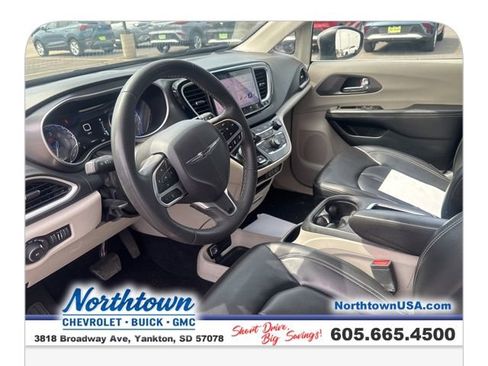 Used 2023 Chrysler Pacifica Touring-L image 14