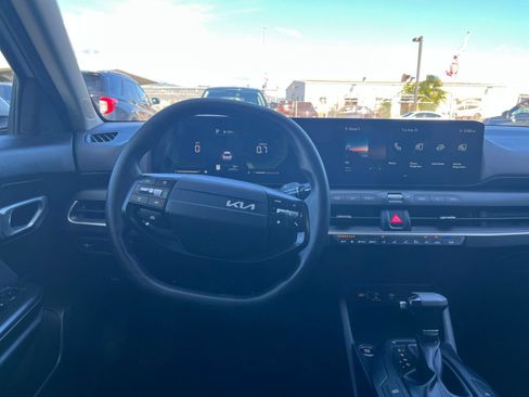 Used 2025 Kia K4 FWD image 32