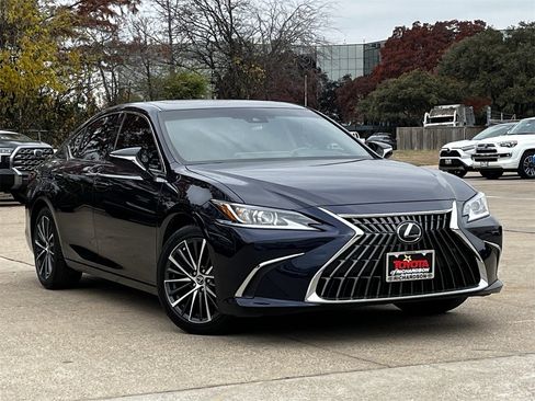 Used 2025 Lexus ES 300h w/ Premium Package image 2