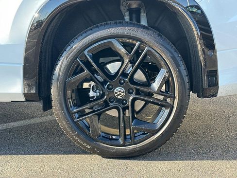 Used 2025 Volkswagen Tiguan SE R-Line image 9