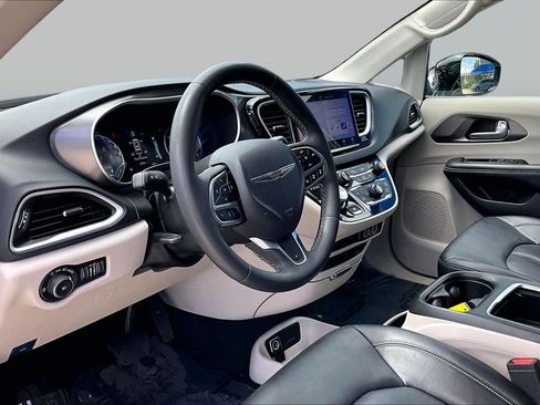 Used 2024 Chrysler Pacifica Touring-L FWD image 18