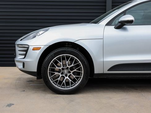 Certified 2018 Porsche Macan image 11
