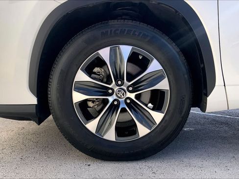 Used 2021 Toyota Highlander XLE FWD image 8