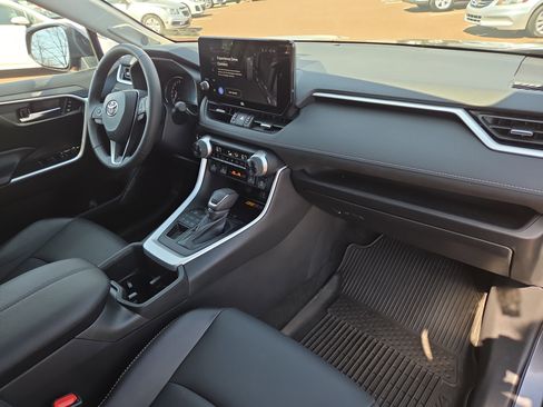 Used 2023 Toyota RAV4 XLE Premium image 17