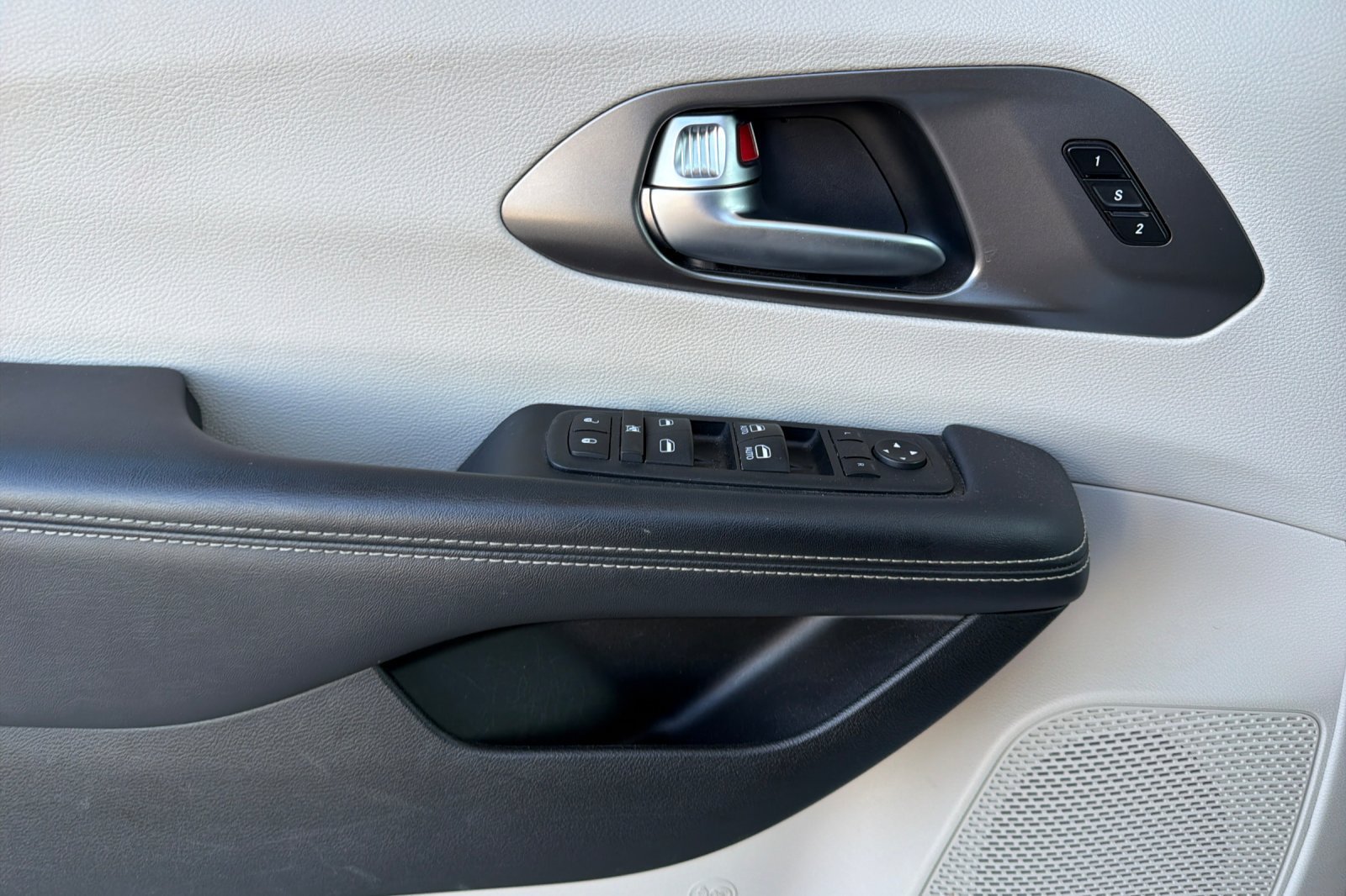 Used 2023 Chrysler Pacifica Touring-L FWD image 13