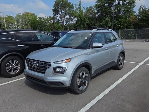 Certified 2022 Hyundai Venue SEL FWD image 2