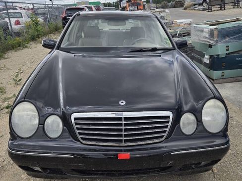 Used 2000 Mercedes-Benz E 320 4MATIC Sedan image 2