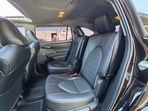 Used 2022 Toyota Highlander XLE AWD/4WD image 34
