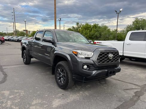 Used 2020 Toyota Tacoma SR5 AWD/4WD image 3