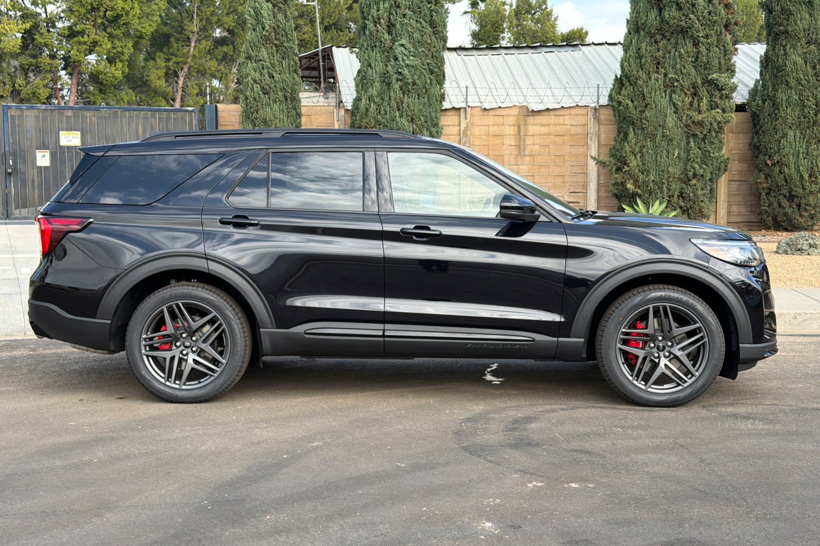 New 2027 Ford Explorer ST RWD image 3