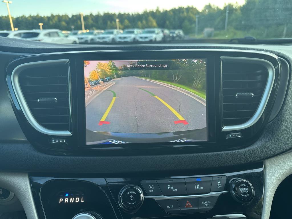 Used 2024 Chrysler Pacifica Touring-L FWD image 15