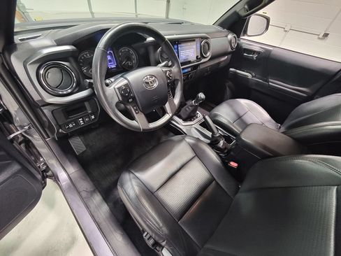 Used 2018 Toyota Tacoma TRD Off-Road w/ TRD Premium Off Road Package AWD/4WD image 32