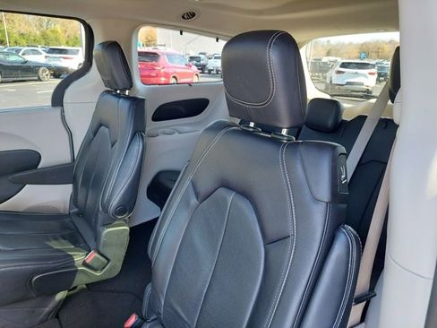 Used 2022 Chrysler Pacifica Touring-L image 25
