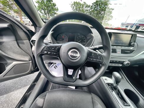 Used 2024 Nissan Altima 2.5 S FWD image 11