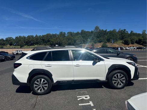 Used 2025 Subaru Outback Premium image 4