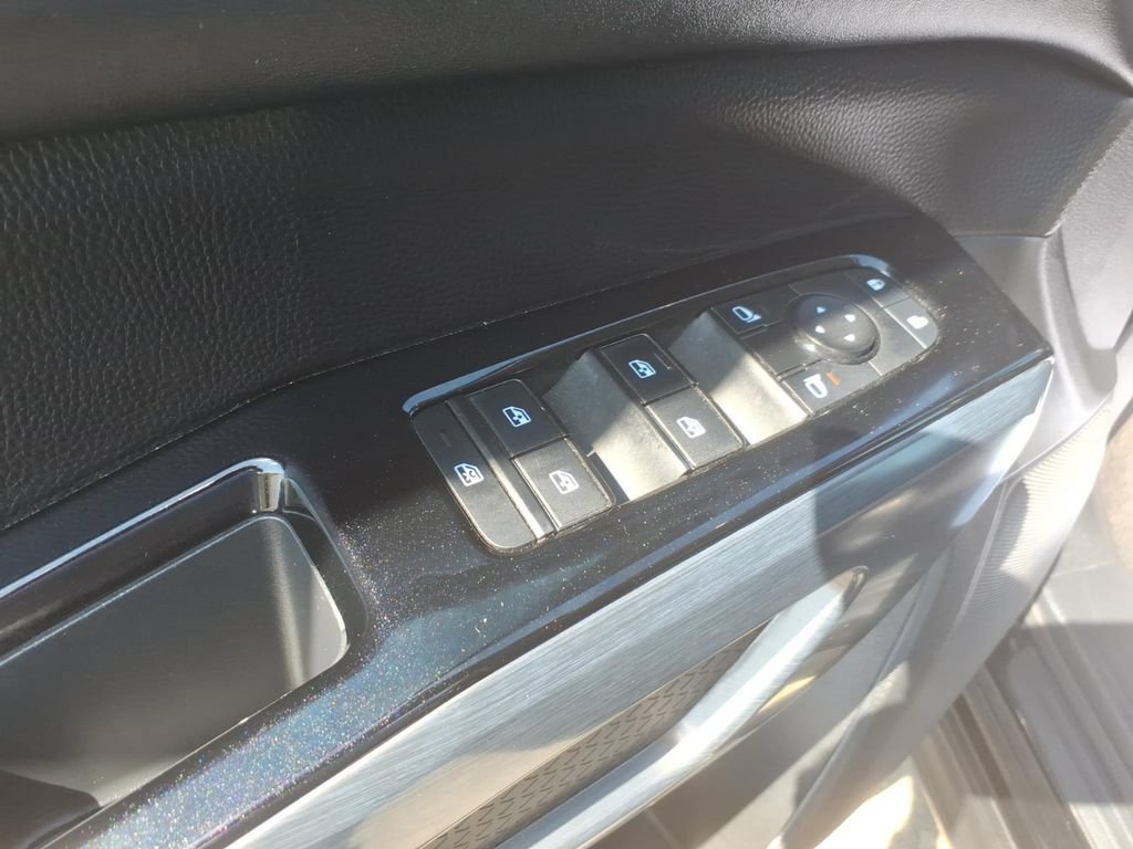 Used 2025 Nissan Pathfinder SL FWD image 12