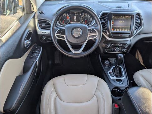 Used 2017 Jeep Cherokee Limited image 8