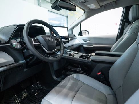 Used 2025 Toyota Sienna XLE image 4