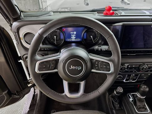 Used 2025 Jeep Wrangler Unlimited Sahara image 14