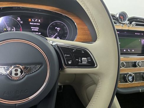 Used 2023 Bentley Bentayga Plug-In Hybrid AWD/4WD image 24