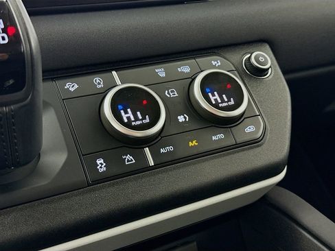 Used 2023 Land Rover Defender 110 image 16