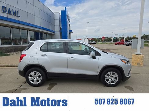 Used 2017 Chevrolet Trax LS FWD image 1