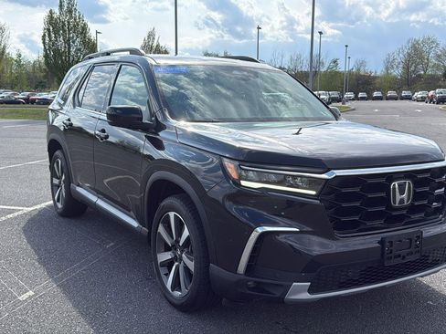 Used 2025 Honda Pilot Touring image 1