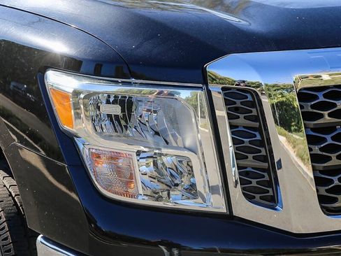 Used 2017 Nissan Titan SV image 10