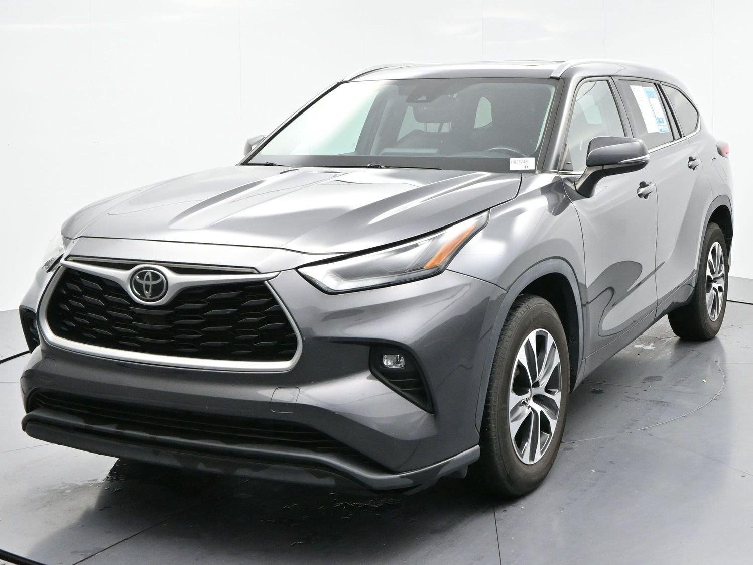 Used 2022 Toyota Highlander XLE FWD image 3