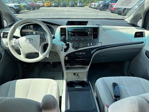 Used 2013 Toyota Sienna LE w/ Towing Pkg FWD image 10