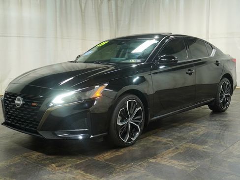 Used 2023 Nissan Altima 2.5 SR w/ SR Premium Package AWD/4WD image 2