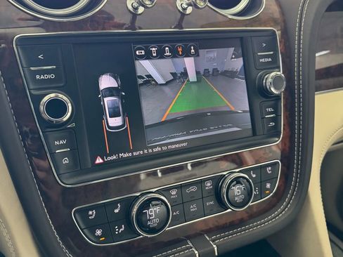 Used 2017 Bentley Bentayga image 43