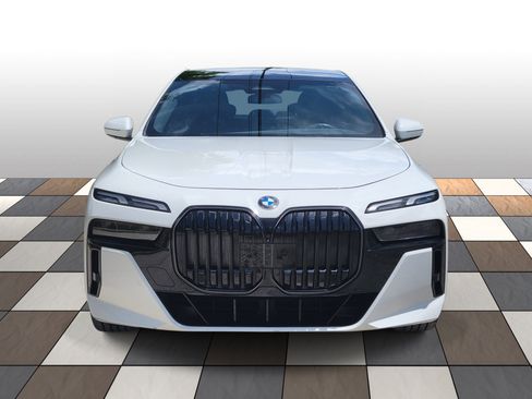 Used 2025 BMW 740i xDrive AWD/4WD image 2