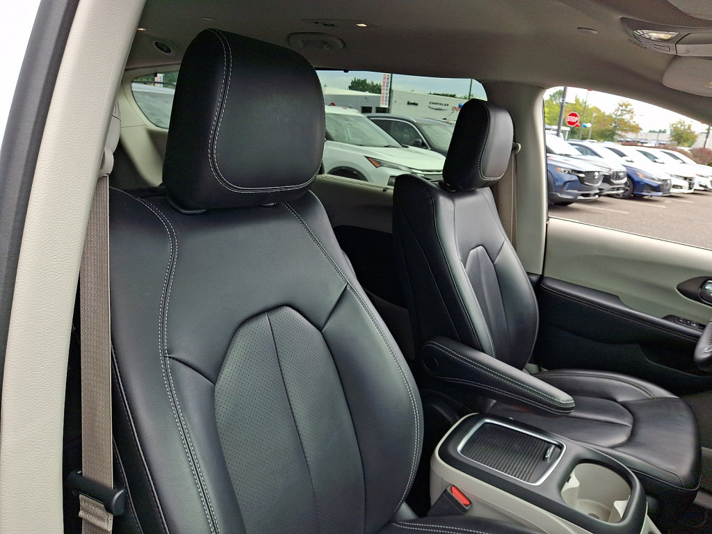 Certified 2023 Chrysler Pacifica Touring-L w/ Uconnect Theater Family Group AWD/4WD image 13