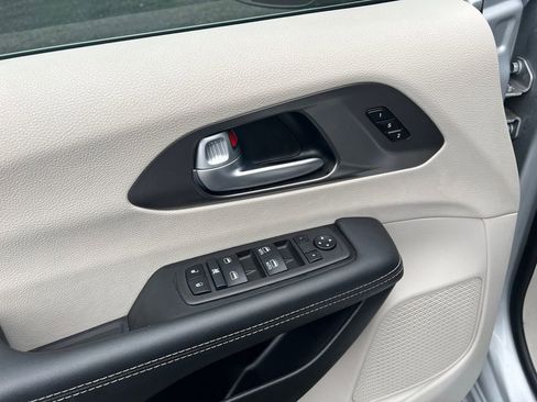 Certified 2024 Chrysler Pacifica Touring-L image 13
