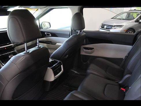 Used 2022 Kia Carnival EX FWD image 16